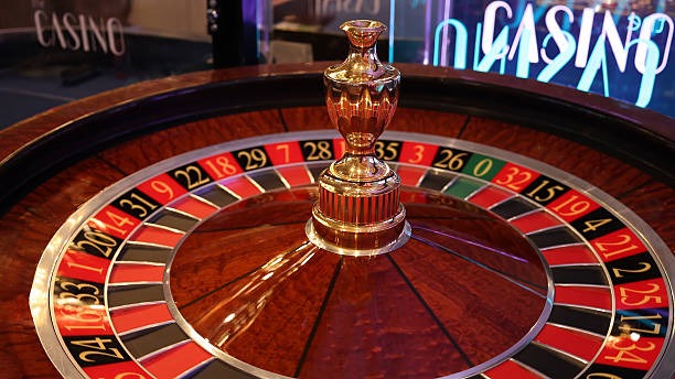 Live dealer playing blackjack on mobile Live dealer playing blackjack on mobile